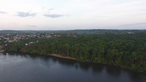 Strand-Entlang-Des-Flusses-Oiapoque.-Drohnen-Luftaufnahme.-Amazonaswald